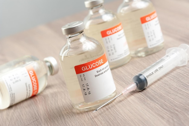 Primer vial de glucosa para nutrición paranteral y para hipoglucemia.