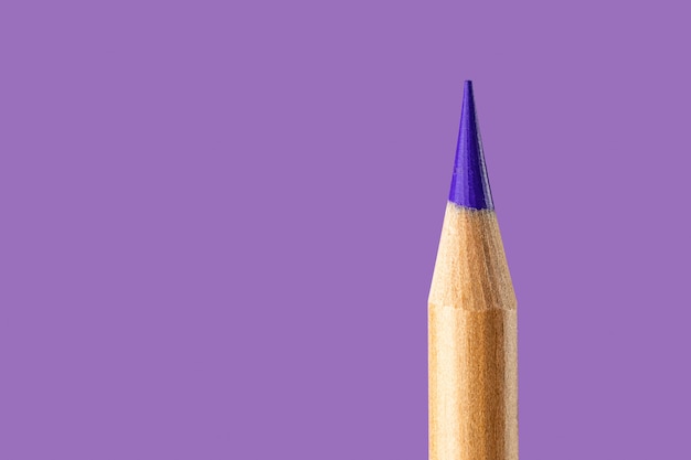 Primer violeta del lápiz en un fondo de la lila.