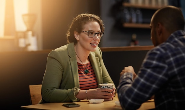 La primera cita perfecta Captura recortada de una pareja joven sentada en una cafetería