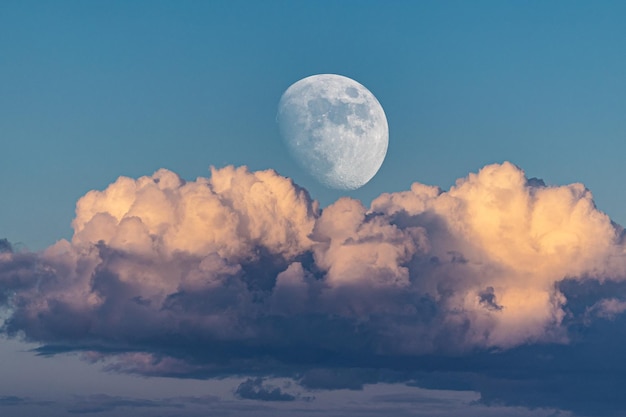 La primera Luna de 2023 en el frío invierno... con exposición múltiple mejoramos la realidad observada