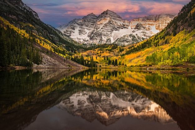 La primera luz de la mañana tocando la montaña Rockie en Maroon bell Maroon Lake Aspen Colorado