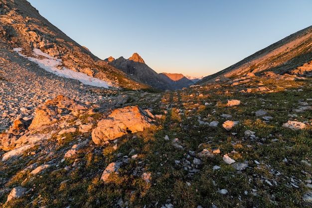 Primera luz del sol brillando en los Alpes