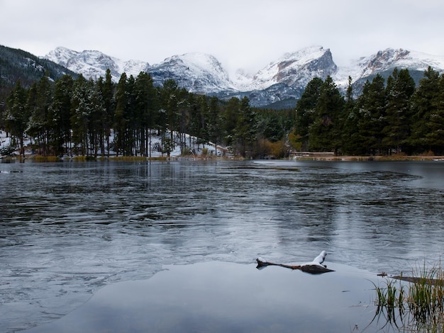 Primera nieve en Sprague Lake en el Parque Nacional Rocky Mountain, Colorado.