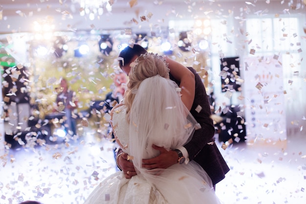 Primera novia de baile en un restaurante