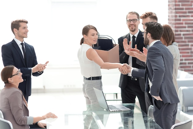 Primera reunión de un joven empleado con una foto de equipo de negocios con espacio de copia