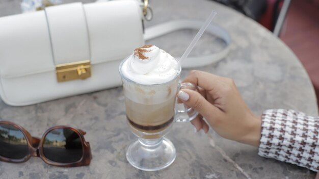 Primera toma de una taza de cafe late en la zona colonial, joven disfrutando de sus vacaciones.