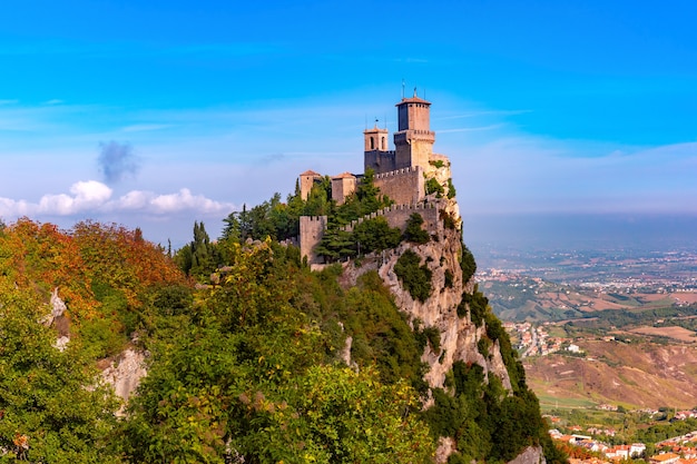 Primera torre de la fortaleza de Guaita en la ciudad de San Marino de la República de San Marino en día soleado
