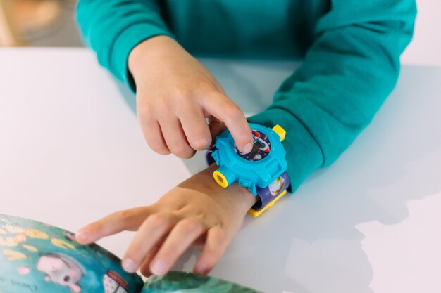 Primero observe al niño aprendiendo a determinar la hora por el reloj