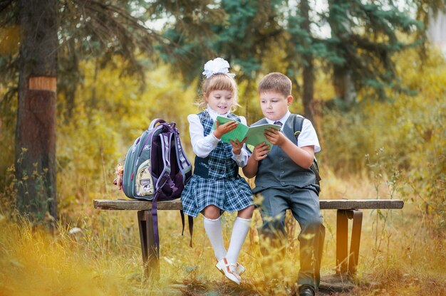 Primero de septiembre en la escuela. los niños van a la primera clase