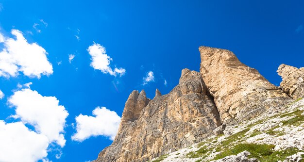 El primero de los tres picos, Cima Piccola (2857 m), mirando desde la base