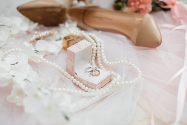 Primeros anillos de boda y otros accesorios durante la reunión de la novia. Boda.