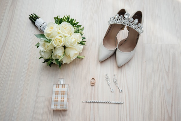 Primeros anillos de boda y otros accesorios durante la reunión de la novia. Boda.