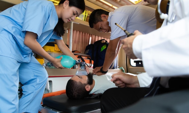 Foto primeros auxilios del equipo médico de ambulancias con método de rcp y aparatos de respiración apretados a mano