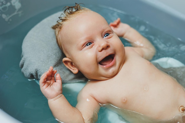Los primeros baños de los bebés Cuidar a un recién nacido Bañar a un bebé en una bañera