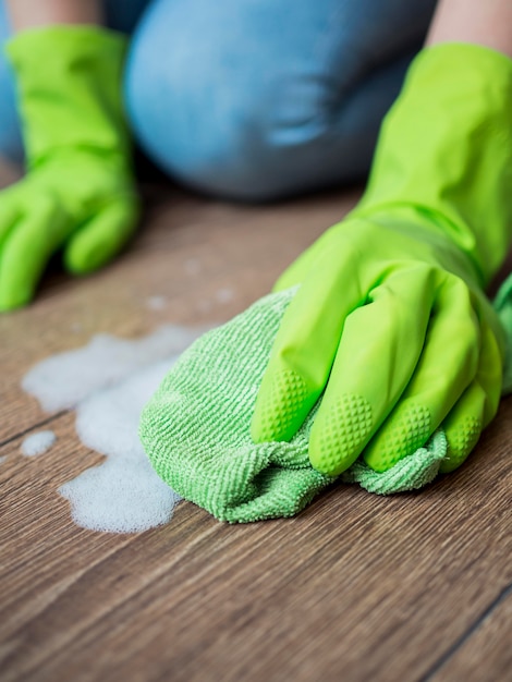 Primeros guantes de goma que limpian el piso