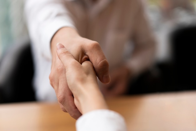 Foto primeros hombres de negocios dándose la mano