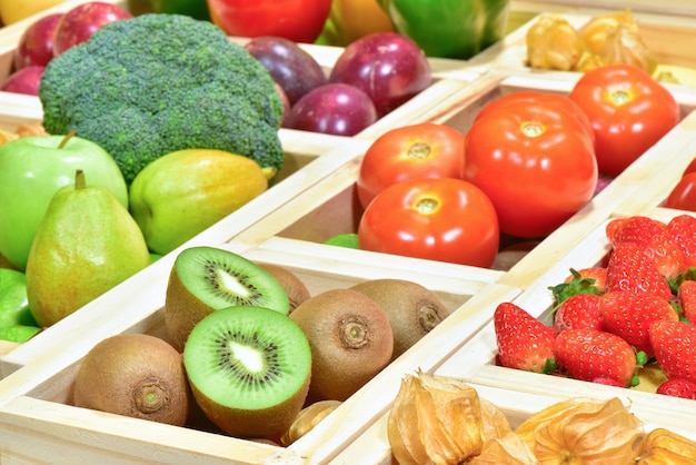 Primeros kiwis en caja de madera del envase en el supermercado