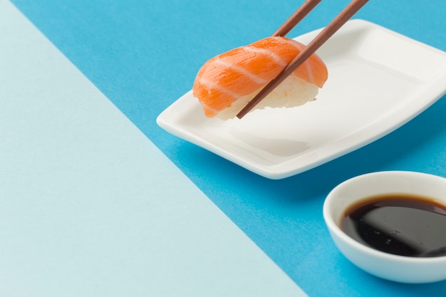 Primeros palillos con sushi