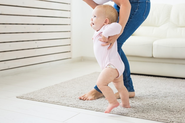 Primeros pasos. Niña aprendiendo a caminar.