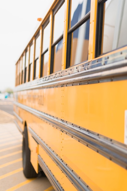 Primeros planos del autobús escolar amarillo en una excursión.