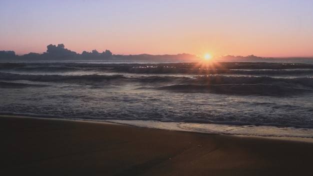 Primeros rayos de sol al amanecer en el mar. mar Mediterráneo