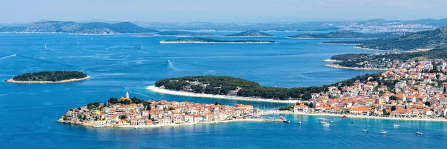 Primosten Stadt auf einer Halbinsel Urlaub im Mittelmeer Reisen Panorama in Primosten Kroatien