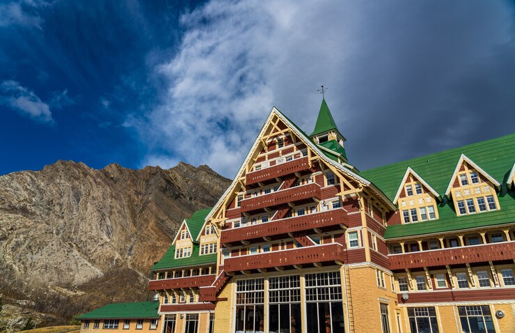 Prince of Wales Hotel en otoño día soleado por la mañana. Hitos en el Parque Nacional Waterton Lakes. Alberta, Canadá.