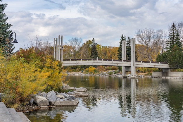 Prince's Island Park Jaipur-Brücke. Herbstlaublandschaft in der Innenstadt von Calgary, Alberta, Kanada.