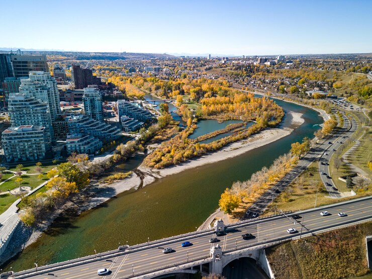 Prince's Island Park paisaje de follaje de otoño Vista aérea del centro de la ciudad de Calgary Centre St Bridge