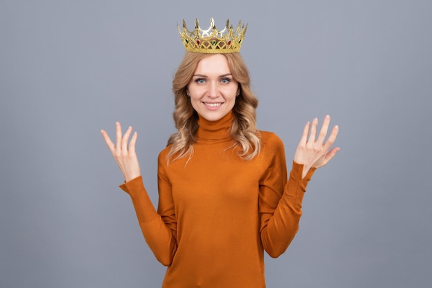 Princesa arrogante na tiara mulher orgulhosa sorridente menina egoísta usa diadema arrogância e egoísmo retrato de glória alegre mulher loira na coroa auto confiante rainha expressando presunçosa