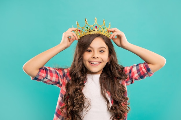 Princesa arrogante en tiara niño orgulloso con cabello rizado niña adolescente egoísta usar diadema arrogancia y egoísmo retrato de gloria niño feliz usar corona reina segura de sí misma expresando engreimiento