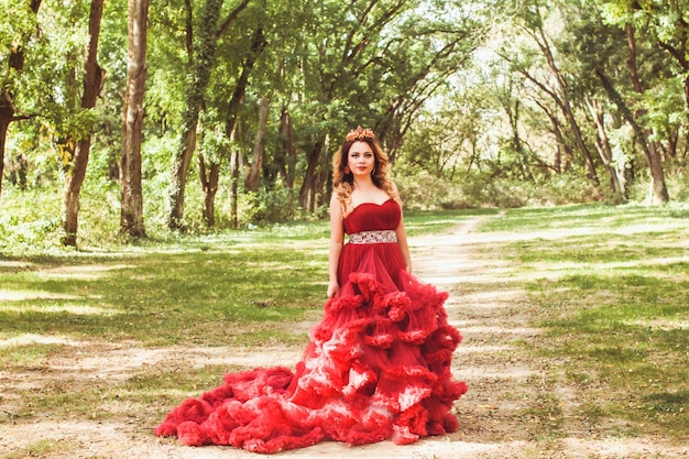 Princesa com coroa em vestido vermelho turvo