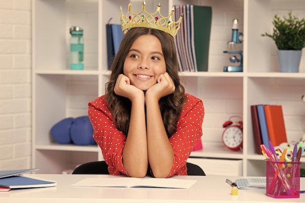 Foto princesa escolar criança adolescente em coroa rainha sonhando em casa princesa menina em tiara menina adolescente usar diadema emoções positivas e sorridente