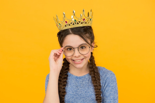 Princesa inteligente Garotinha esperta usa óculos Criança inteligente Educação real Garota adorável de óculos Princesa sorridente feliz Excelente pupila Sucesso e felicidade A princesa mais esperta