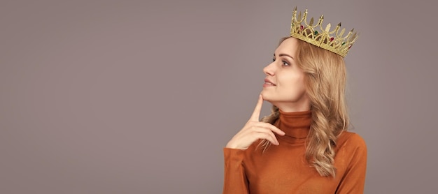 Foto princesa mulher com coroa retrato de mulher isolado banner de cabeçalho com espaço de cópia loira pensativa