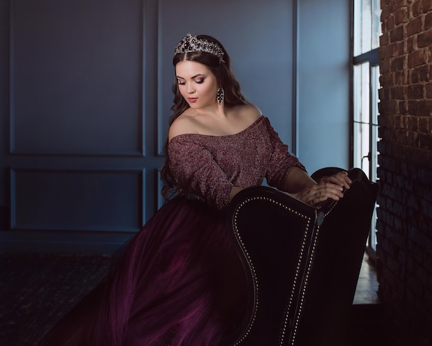 princesa de omán (reina) con vestido largo de reina púrpura y corona