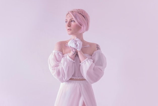 Princesa en vestido blanco con cabello rosa