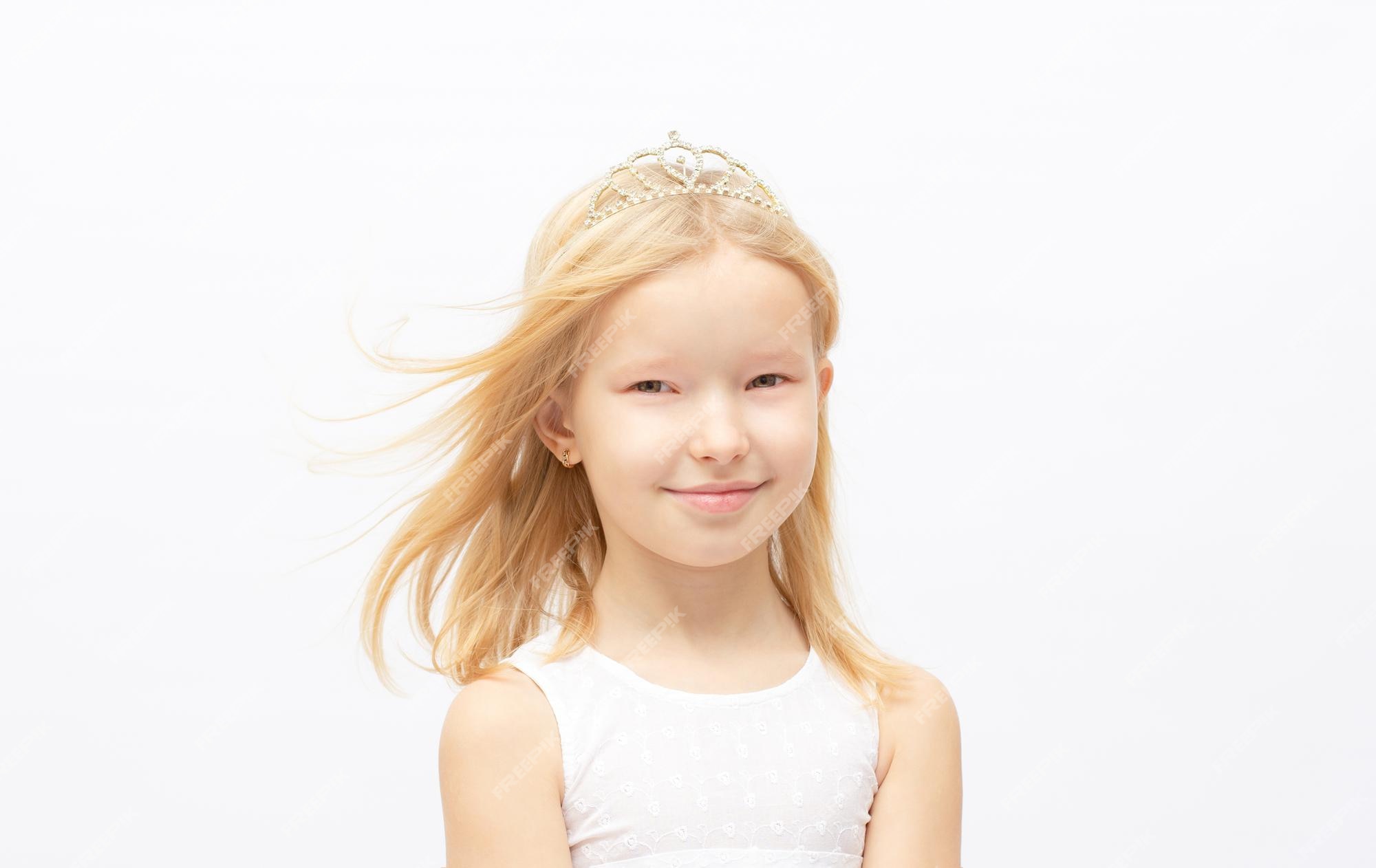 Menina de vestido branco posando como uma princesinha