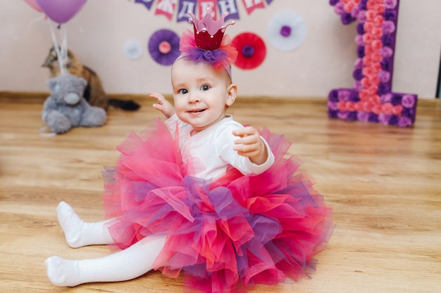 Princesita bebé en tutu y corona artesanal.