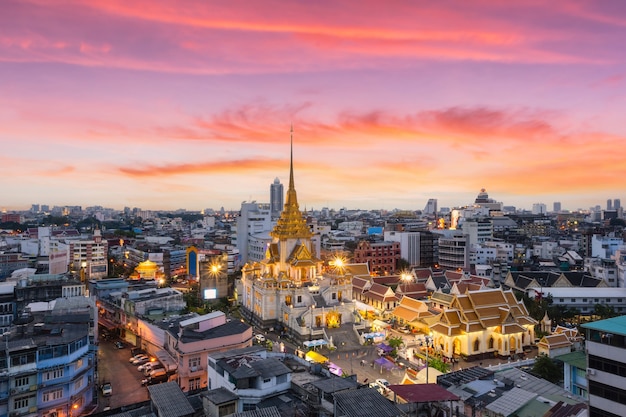 Principais vistas de Wat Traimit Withayaram Worawihan com um belo pôr do sol em Bangkok, Tailândia