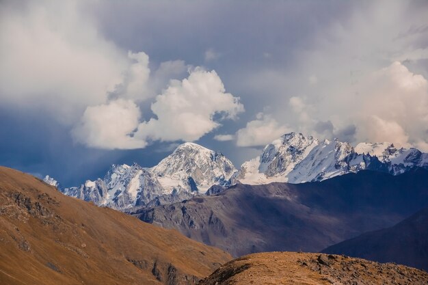 La principal cordillera del Cáucaso con el monte Elbrus