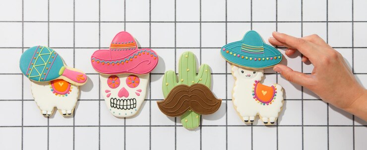 Foto los principales símbolos mexicanos en forma de pan de jengibre sobre un fondo claro.