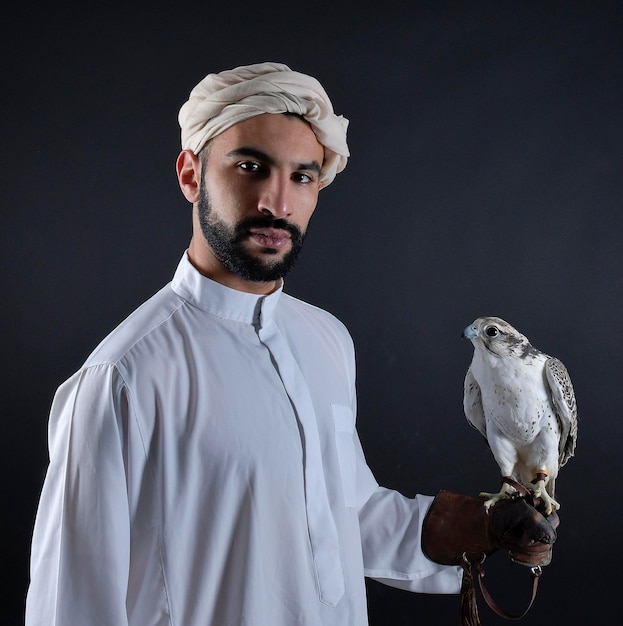 Príncipe árabe joven que sostiene un ave de presa.