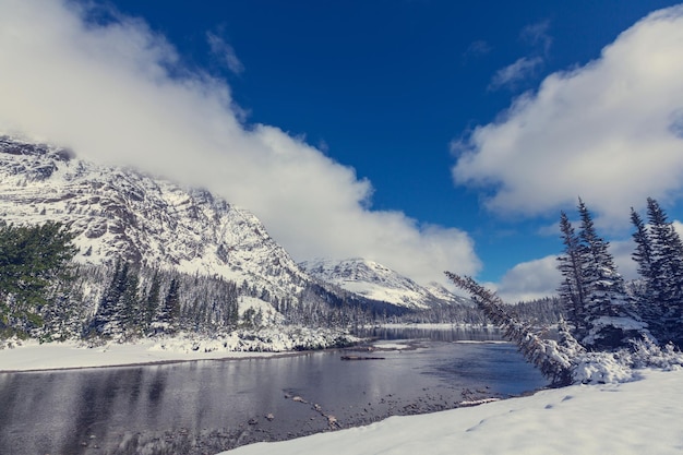 A principios del invierno con la primera nieve que cubre las rocas y los bosques en el Parque Nacional Glacier, Montana, EE.