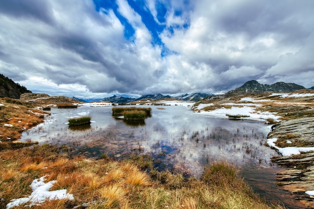 Foto a principios de otoño en un pequeño lago en los alpes italianos