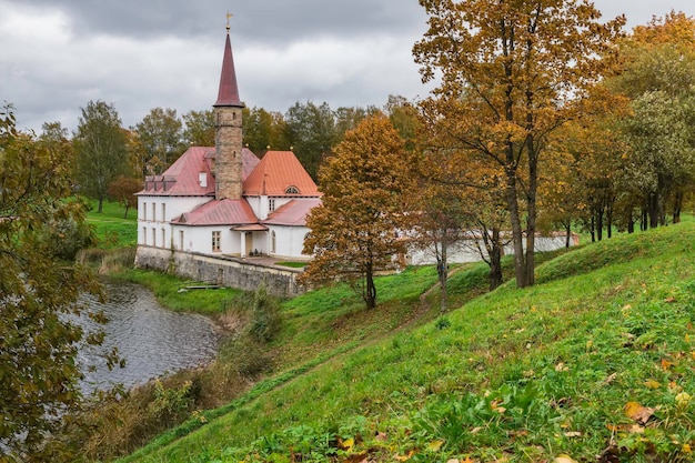 Priorato Palace en la orilla del Lago Negro en un día de otoño Gatchina San Petersburgo Rusia