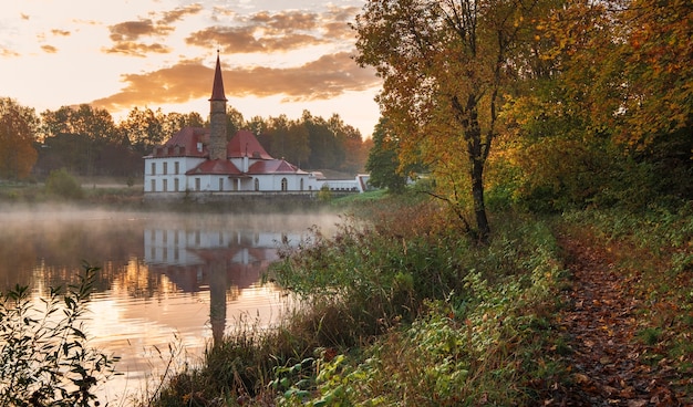 Prioratskiy-Palast am See in der Stadt Gatchina