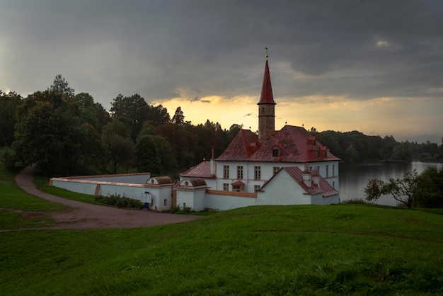 Priory Palace am Ufer des Schwarzen Sees Gatchina St Petersburg Russland