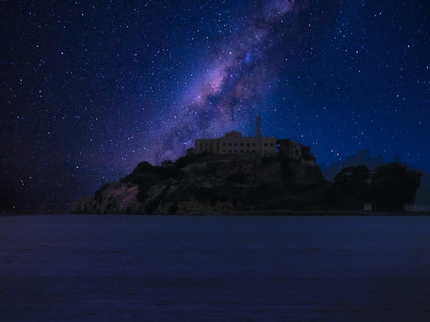 La prisión de Alcatraz, una prisión insular en la bahía de San Francisco, frente a San Francisco, California, Estados Unidos