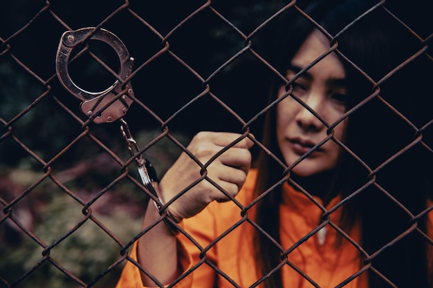 Prisionero en concepto de túnica naranja Retrato de mujer asiática en uniformes de prisión sobre fondo blanco